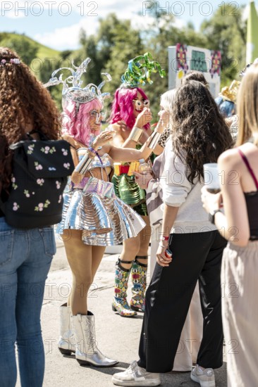 Festival visitors are made up with glitter at the Superbloom Festival, Day 2 in the Olympic Park, Munich, 31-08.2025