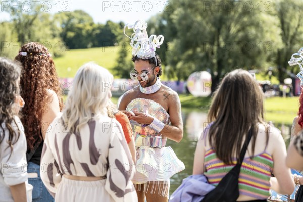 Festival visitors are made up with glitter at the Superbloom Festival, Day 2 in the Olympic Park, Munich, 31-08.2025