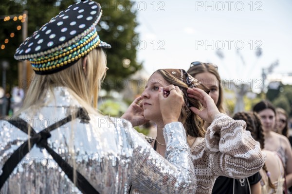Festival visitors are made up with glitter at the Superbloom Festival, Day 2 in the Olympic Park, Munich, 31-08.2025