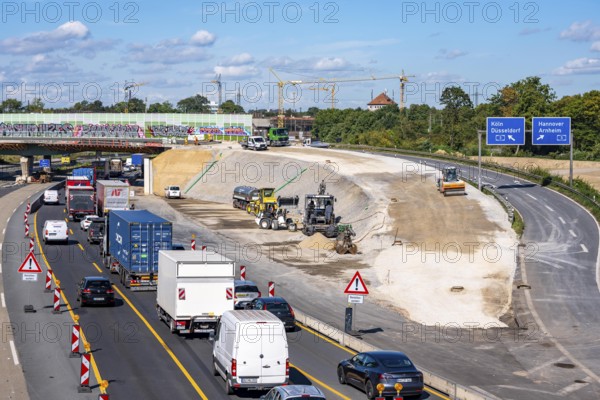 Long-term closure of the slip road from the A40 towards Venlo onto the A3 to Cologne, for three years due to the construction of new bridges at the Duisburg-Kaiserberg motorway junction, complete reconstruction and new construction of the A3 and A40 junction, all bridges, ramps and carriageways will be renewed and partly widened, 8-year construction period, railway bridges running there will also be renewed, North Rhine-Westphalia, Germany