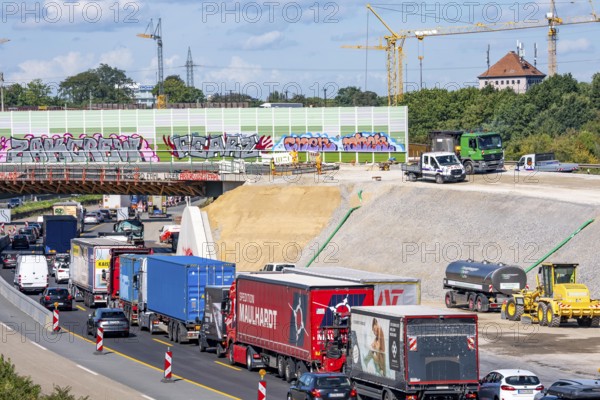 Long-term closure of the slip road from the A40 towards Venlo onto the A3 to Cologne, for three years due to the construction of new bridges at the Duisburg-Kaiserberg motorway junction, complete reconstruction and new construction of the A3 and A40 junction, all bridges, ramps and carriageways will be renewed and partly widened, 8-year construction period, railway bridges running there will also be renewed, North Rhine-Westphalia, Germany