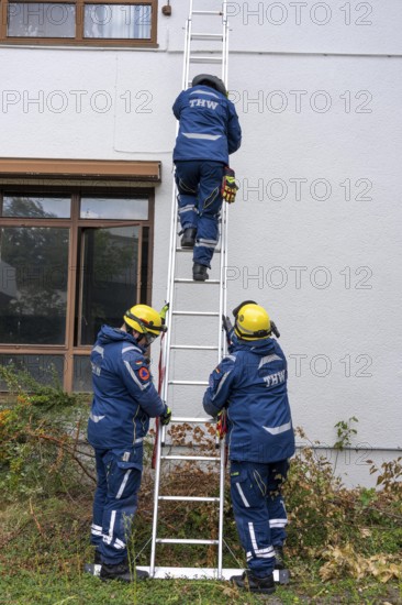Emergency services from the infrastructure specialist group set up water, sewage, electricity and other supply lines, e.g. in damaged buildings after a flood or storm damage, large-scale exercise FÜLEX25 of the THW, Federal Agency for Technical Relief, North Rhine-Westphalia, lasting several days, over 3500 volunteers from the 127 North Rhine-Westphalia local organisations practise over 4 weekends, many different deployment scenarios