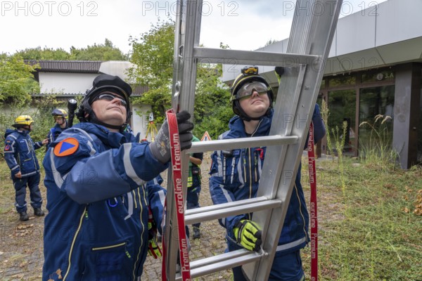 Emergency services from the infrastructure specialist group set up water, sewage, electricity and other supply lines, e.g. in damaged buildings after a flood or storm damage, large-scale exercise FÜLEX25 of the THW, Federal Agency for Technical Relief, North Rhine-Westphalia, lasting several days, over 3500 volunteers from the 127 North Rhine-Westphalia local organisations practise over 4 weekends, many different deployment scenarios