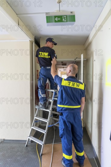 Emergency services from the infrastructure specialist group set up water, sewage, electricity and other supply lines, e.g. in damaged buildings after a flood or storm damage, large-scale exercise FÜLEX25 of the THW, Federal Agency for Technical Relief, North Rhine-Westphalia, lasting several days, over 3500 volunteers from the 127 North Rhine-Westphalia local organisations practise over 4 weekends, many different deployment scenarios