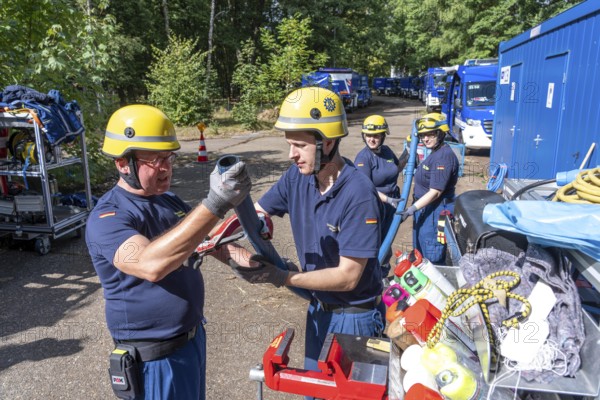 Emergency services from the infrastructure specialist group set up water, sewage, electricity and other supply lines, e.g. in damaged buildings after a flood or storm damage, large-scale exercise FÜLEX25 of the THW, Federal Agency for Technical Relief, North Rhine-Westphalia, lasting several days, over 3500 volunteers from the 127 North Rhine-Westphalia local organisations practise over 4 weekends, many different deployment scenarios