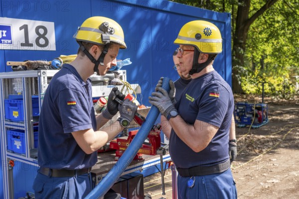 Emergency services from the infrastructure specialist group set up water, sewage, electricity and other supply lines, e.g. in damaged buildings after a flood or storm damage, large-scale exercise FÜLEX25 of the THW, Federal Agency for Technical Relief, North Rhine-Westphalia, lasting several days, over 3500 volunteers from the 127 North Rhine-Westphalia local organisations practise over 4 weekends, many different deployment scenarios