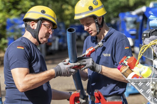 Emergency services from the infrastructure specialist group set up water, sewage, electricity and other supply lines, e.g. in damaged buildings after a flood or storm damage, large-scale exercise FÜLEX25 of the THW, Federal Agency for Technical Relief, North Rhine-Westphalia, lasting several days, over 3500 volunteers from the 127 North Rhine-Westphalia local organisations practise over 4 weekends, many different deployment scenarios
