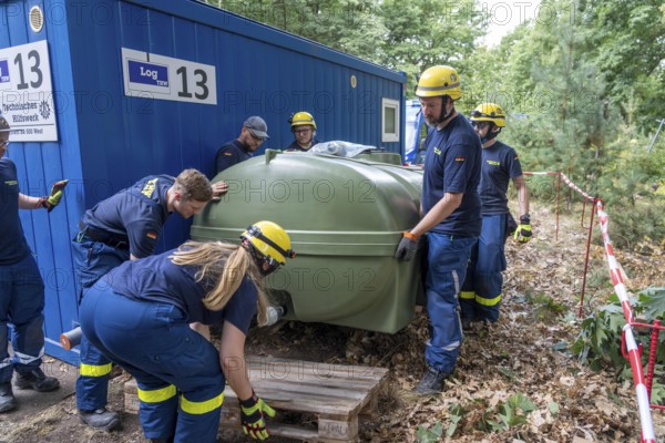 Emergency services from the infrastructure specialist group set up water, sewage, electricity and other supply lines, e.g. in damaged buildings after a flood or storm damage, large-scale exercise FÜLEX25 of the THW, Federal Agency for Technical Relief, North Rhine-Westphalia, lasting several days, over 3500 volunteers from the 127 North Rhine-Westphalia local organisations practise over 4 weekends, many different deployment scenarios