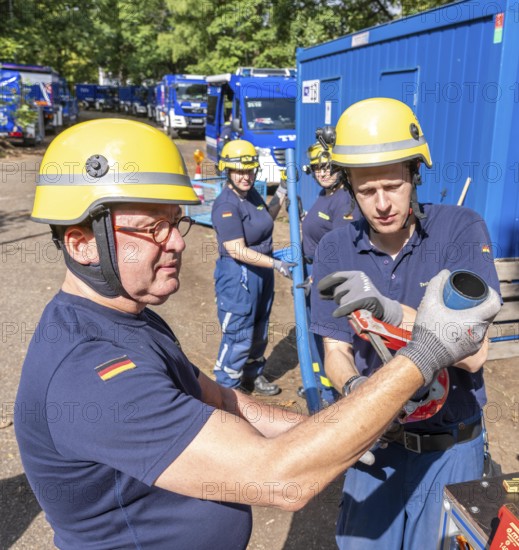 Emergency services from the infrastructure specialist group set up water, sewage, electricity and other supply lines, e.g. in damaged buildings after a flood or storm damage, large-scale exercise FÜLEX25 of the THW, Federal Agency for Technical Relief, North Rhine-Westphalia, lasting several days, over 3500 volunteers from the 127 North Rhine-Westphalia local organisations practise over 4 weekends, many different deployment scenarios