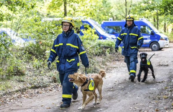 Dog handlers with rescue dogs from the Specialist Locating Group get ready for action, the sniffer dogs are to track down people in e.g. collapsed buildings, large-scale exercise FÜLEX25 lasting several days, organised by the THW, Federal Agency for Technical Relief, North Rhine-Westphalia regional association, over 3500 volunteers from the 127 North Rhine-Westphalia local associations practise on 4 weekends, many different operational scenarios