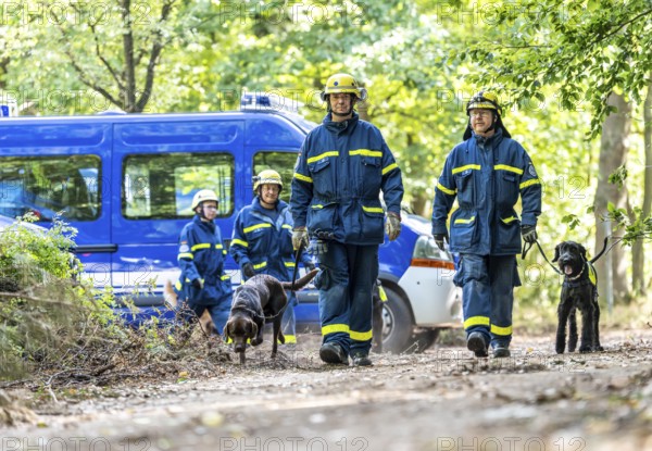 Dog handlers with rescue dogs from the Specialist Locating Group get ready for action, the sniffer dogs are to track down people in e.g. collapsed buildings, large-scale exercise FÜLEX25 lasting several days, organised by the THW, Federal Agency for Technical Relief, North Rhine-Westphalia regional association, over 3500 volunteers from the 127 North Rhine-Westphalia local associations practise on 4 weekends, many different operational scenarios