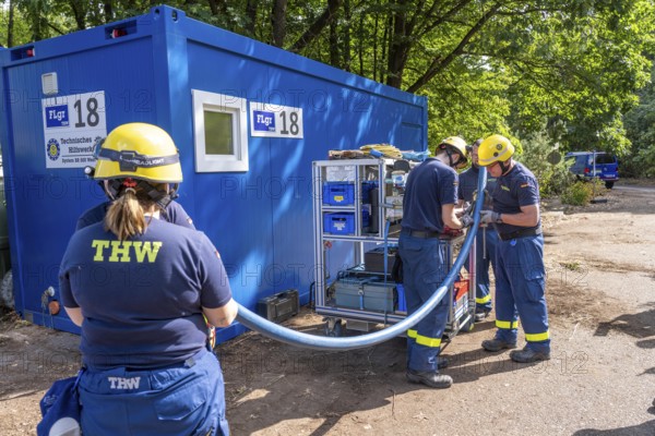 Emergency services from the infrastructure specialist group set up water, sewage, electricity and other supply lines, e.g. in damaged buildings after a flood or storm damage, large-scale exercise FÜLEX25 of the THW, Federal Agency for Technical Relief, North Rhine-Westphalia, lasting several days, over 3500 volunteers from the 127 North Rhine-Westphalia local organisations practise over 4 weekends, many different deployment scenarios