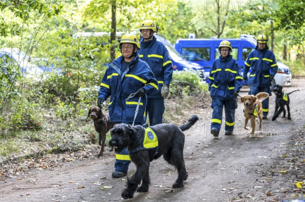 Dog handlers with rescue dogs from the Specialist Locating Group get ready for action, the sniffer dogs are to track down people in e.g. collapsed buildings, large-scale exercise FÜLEX25 lasting several days, organised by the THW, Federal Agency for Technical Relief, North Rhine-Westphalia regional association, over 3500 volunteers from the 127 North Rhine-Westphalia local associations practise on 4 weekends, many different operational scenarios