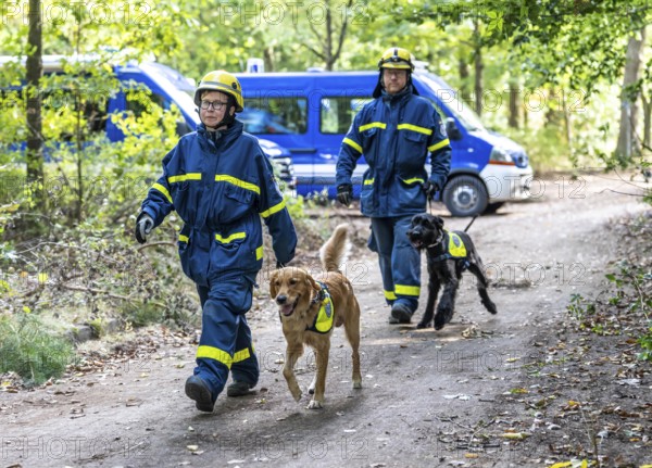 Dog handlers with rescue dogs from the Specialist Locating Group get ready for action, the sniffer dogs are to track down people in e.g. collapsed buildings, large-scale exercise FÜLEX25 lasting several days, organised by the THW, Federal Agency for Technical Relief, North Rhine-Westphalia regional association, over 3500 volunteers from the 127 North Rhine-Westphalia local associations practise on 4 weekends, many different operational scenarios