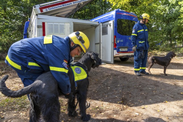 Dog handlers with rescue dogs from the Specialist Locating Group get ready for action, the sniffer dogs are to track down people in e.g. collapsed buildings, large-scale exercise FÜLEX25 lasting several days, organised by the THW, Federal Agency for Technical Relief, North Rhine-Westphalia regional association, over 3500 volunteers from the 127 North Rhine-Westphalia local associations practise on 4 weekends, many different operational scenarios