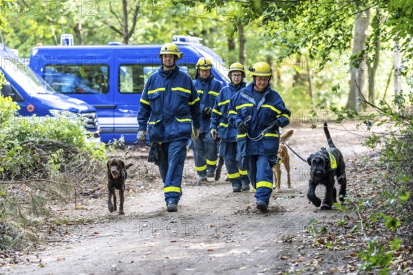 Dog handlers with rescue dogs from the Specialist Locating Group get ready for action, the sniffer dogs are to track down people in e.g. collapsed buildings, large-scale exercise FÜLEX25 lasting several days, organised by the THW, Federal Agency for Technical Relief, North Rhine-Westphalia regional association, over 3500 volunteers from the 127 North Rhine-Westphalia local associations practise on 4 weekends, many different operational scenarios