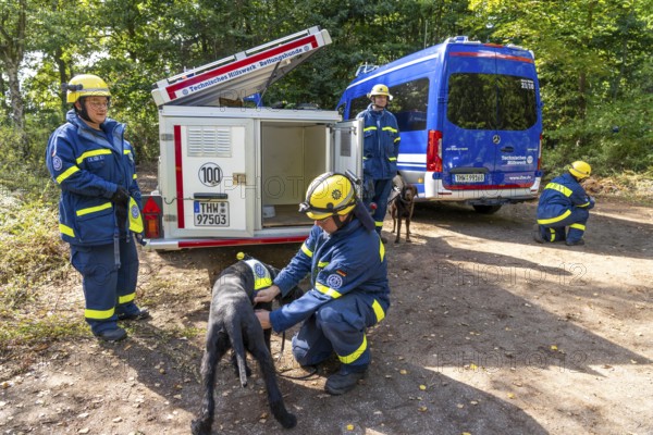 Dog handlers with rescue dogs from the Specialist Locating Group get ready for action, the sniffer dogs are to track down people in e.g. collapsed buildings, large-scale exercise FÜLEX25 lasting several days, organised by the THW, Federal Agency for Technical Relief, North Rhine-Westphalia regional association, over 3500 volunteers from the 127 North Rhine-Westphalia local associations practise on 4 weekends, many different operational scenarios