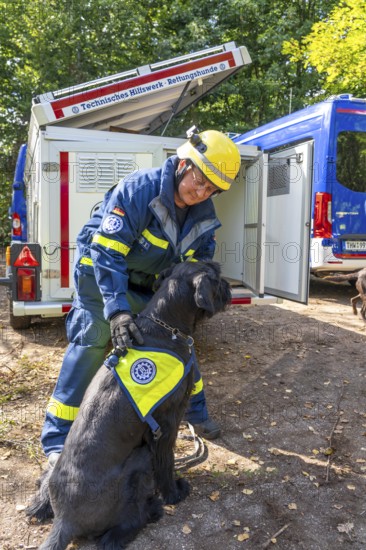 Dog handlers with rescue dogs from the Specialist Locating Group get ready for action, the sniffer dogs are to track down people in e.g. collapsed buildings, large-scale exercise FÜLEX25 lasting several days, organised by the THW, Federal Agency for Technical Relief, North Rhine-Westphalia regional association, over 3500 volunteers from the 127 North Rhine-Westphalia local associations practise on 4 weekends, many different operational scenarios