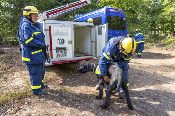 Dog handlers with rescue dogs from the Specialist Locating Group get ready for action, the sniffer dogs are to track down people in e.g. collapsed buildings, large-scale exercise FÜLEX25 lasting several days, organised by the THW, Federal Agency for Technical Relief, North Rhine-Westphalia regional association, over 3500 volunteers from the 127 North Rhine-Westphalia local associations practise on 4 weekends, many different operational scenarios