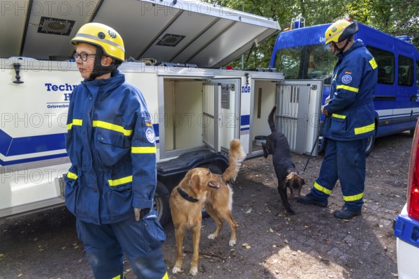 Dog handlers with rescue dogs from the Specialist Locating Group get ready for action, the sniffer dogs are to track down people in e.g. collapsed buildings, large-scale exercise FÜLEX25 lasting several days, organised by the THW, Federal Agency for Technical Relief, North Rhine-Westphalia regional association, over 3500 volunteers from the 127 North Rhine-Westphalia local associations practise on 4 weekends, many different operational scenarios