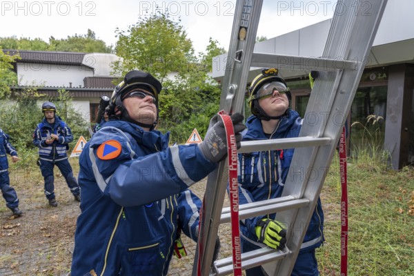 Emergency services from the infrastructure specialist group set up water, sewage, electricity and other supply lines, e.g. in damaged buildings after a flood or storm damage, large-scale exercise FÜLEX25 of the THW, Federal Agency for Technical Relief, North Rhine-Westphalia, lasting several days, over 3500 volunteers from the 127 North Rhine-Westphalia local organisations practise over 4 weekends, many different deployment scenarios