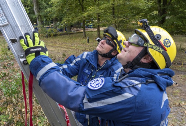 Emergency services from the infrastructure specialist group set up water, sewage, electricity and other supply lines, e.g. in damaged buildings after a flood or storm damage, large-scale exercise FÜLEX25 of the THW, Federal Agency for Technical Relief, North Rhine-Westphalia, lasting several days, over 3500 volunteers from the 127 North Rhine-Westphalia local organisations practise over 4 weekends, many different deployment scenarios