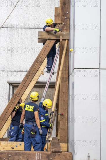 Construction of a façade support for a building in danger of collapsing, with the standard timber support system, large-scale exercise FÜLEX25 lasting several days, organised by the THW North Rhine-Westphalia regional association, over 3500 volunteers from the 127 local associations in North Rhine-Westphalia practise many different operational scenarios over 4 weekends