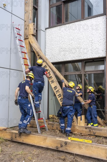 Construction of a façade support for a building in danger of collapsing, with the standard timber support system, large-scale exercise FÜLEX25 lasting several days, organised by the THW North Rhine-Westphalia regional association, over 3500 volunteers from the 127 local associations in North Rhine-Westphalia practise many different operational scenarios over 4 weekends
