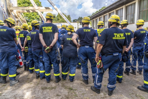 Briefing during the construction of a façade support for a building in danger of collapsing, with the standard wooden support system, large-scale exercise FÜLEX25 lasting several days, organised by the THW North Rhine-Westphalia regional association, over 3500 volunteers from the 127 local associations in North Rhine-Westphalia practise many different operational scenarios over 4 weekends