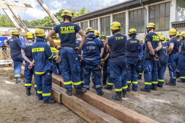 Briefing during the construction of a façade support for a building in danger of collapsing, with the standard wooden support system, large-scale exercise FÜLEX25 lasting several days, organised by the THW North Rhine-Westphalia regional association, over 3500 volunteers from the 127 local associations in North Rhine-Westphalia practise many different operational scenarios over 4 weekends