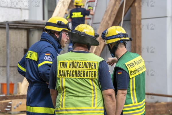 Construction consultant of the THW, advises the emergency services on the condition of a damaged building, during the construction of a facade support, a building at risk of collapse, with the standard support system wood, multi-day large-scale exercise FÜLEX25, of the THW North Rhine-Westphalia regional association, over 3500 volunteers from the 127 North Rhine-Westphalia local associations practise on 4 weekends, many different deployment scenarios