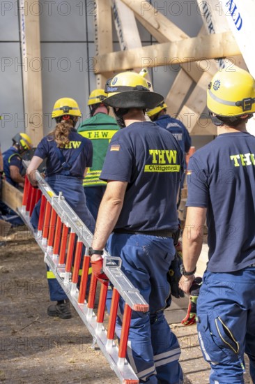 Construction of a façade support for a building in danger of collapsing, with the standard timber support system, large-scale exercise FÜLEX25 lasting several days, organised by the THW North Rhine-Westphalia regional association, over 3500 volunteers from the 127 local associations in North Rhine-Westphalia practise many different operational scenarios over 4 weekends