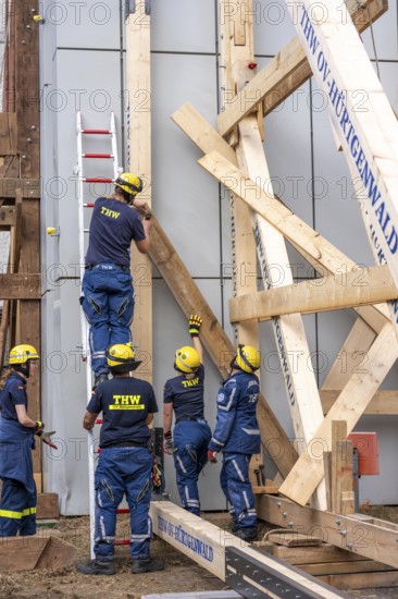 Construction of a façade support for a building in danger of collapsing, with the standard timber support system, large-scale exercise FÜLEX25 lasting several days, organised by the THW North Rhine-Westphalia regional association, over 3500 volunteers from the 127 local associations in North Rhine-Westphalia practise many different operational scenarios over 4 weekends