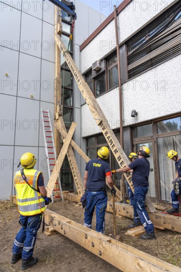 Construction of a façade support for a building in danger of collapsing, with the standard timber support system, large-scale exercise FÜLEX25 lasting several days, organised by the THW North Rhine-Westphalia regional association, over 3500 volunteers from the 127 local associations in North Rhine-Westphalia practise many different operational scenarios over 4 weekends