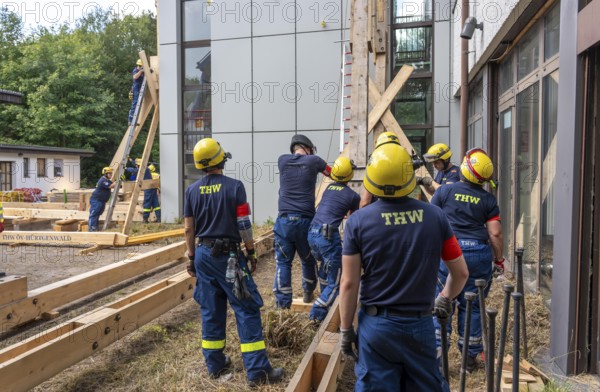 Construction of a façade support for a building in danger of collapsing, with the standard timber support system, large-scale exercise FÜLEX25 lasting several days, organised by the THW North Rhine-Westphalia regional association, over 3500 volunteers from the 127 local associations in North Rhine-Westphalia practise many different operational scenarios over 4 weekends