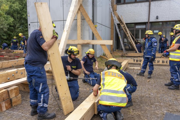Construction of a façade support for a building in danger of collapsing, with the standard timber support system, large-scale exercise FÜLEX25 lasting several days, organised by the THW North Rhine-Westphalia regional association, over 3500 volunteers from the 127 local associations in North Rhine-Westphalia practise many different operational scenarios over 4 weekends