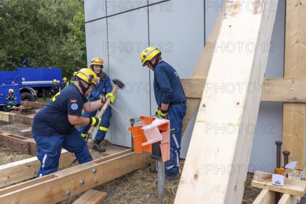 Construction of a façade support for a building in danger of collapsing, with the standard timber support system, large-scale exercise FÜLEX25 lasting several days, organised by the THW North Rhine-Westphalia regional association, over 3500 volunteers from the 127 local associations in North Rhine-Westphalia practise many different operational scenarios over 4 weekends