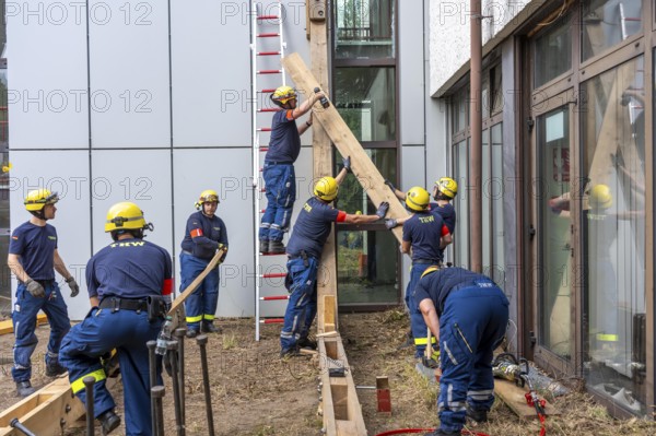 Construction of a façade support for a building in danger of collapsing, with the standard timber support system, large-scale exercise FÜLEX25 lasting several days, organised by the THW North Rhine-Westphalia regional association, over 3500 volunteers from the 127 local associations in North Rhine-Westphalia practise many different operational scenarios over 4 weekends