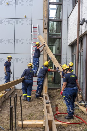 Construction of a façade support for a building in danger of collapsing, with the standard timber support system, large-scale exercise FÜLEX25 lasting several days, organised by the THW North Rhine-Westphalia regional association, over 3500 volunteers from the 127 local associations in North Rhine-Westphalia practise many different operational scenarios over 4 weekends
