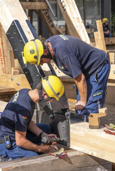 Construction of a façade support for a building in danger of collapsing, with the standard timber support system, large-scale exercise FÜLEX25 lasting several days, organised by the THW North Rhine-Westphalia regional association, over 3500 volunteers from the 127 local associations in North Rhine-Westphalia practise many different operational scenarios over 4 weekends