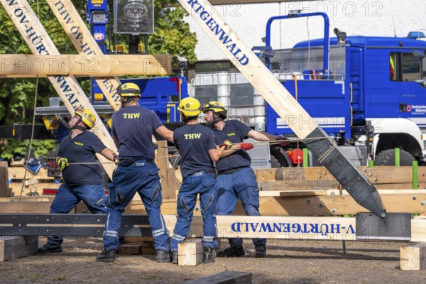 Construction of a façade support for a building in danger of collapsing, with the standard timber support system, large-scale exercise FÜLEX25 lasting several days, organised by the THW North Rhine-Westphalia regional association, over 3500 volunteers from the 127 local associations in North Rhine-Westphalia practise many different operational scenarios over 4 weekends