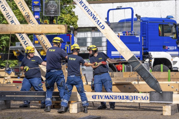 Construction of a façade support for a building in danger of collapsing, with the standard timber support system, large-scale exercise FÜLEX25 lasting several days, organised by the THW North Rhine-Westphalia regional association, over 3500 volunteers from the 127 local associations in North Rhine-Westphalia practise many different operational scenarios over 4 weekends