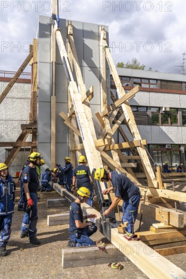 Construction of a façade support for a building in danger of collapsing, with the standard timber support system, large-scale exercise FÜLEX25 lasting several days, organised by the THW North Rhine-Westphalia regional association, over 3500 volunteers from the 127 local associations in North Rhine-Westphalia practise many different operational scenarios over 4 weekends