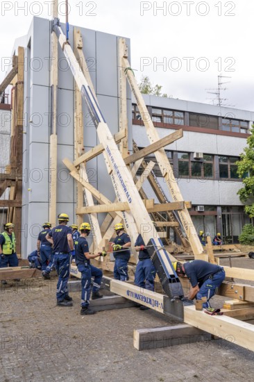 Construction of a façade support for a building in danger of collapsing, with the standard timber support system, large-scale exercise FÜLEX25 lasting several days, organised by the THW North Rhine-Westphalia regional association, over 3500 volunteers from the 127 local associations in North Rhine-Westphalia practise many different operational scenarios over 4 weekends