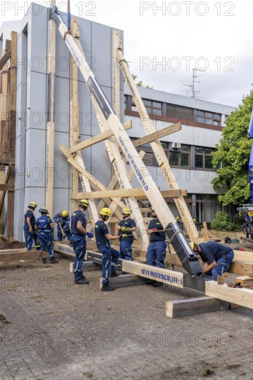 Construction of a façade support for a building in danger of collapsing, with the standard timber support system, large-scale exercise FÜLEX25 lasting several days, organised by the THW North Rhine-Westphalia regional association, over 3500 volunteers from the 127 local associations in North Rhine-Westphalia practise many different operational scenarios over 4 weekends