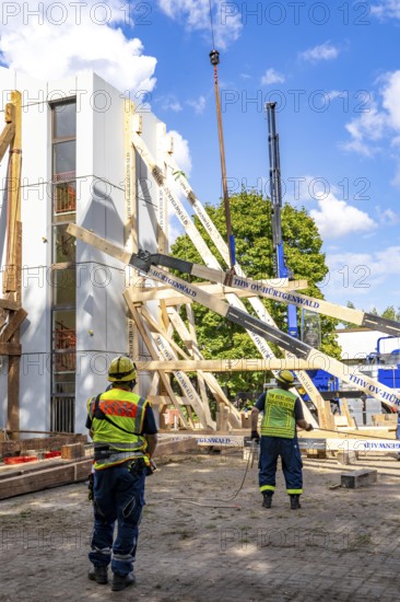 Construction of a façade support for a building in danger of collapsing, with the standard timber support system, large-scale exercise FÜLEX25 lasting several days, organised by the THW North Rhine-Westphalia regional association, over 3500 volunteers from the 127 local associations in North Rhine-Westphalia practise many different operational scenarios over 4 weekends