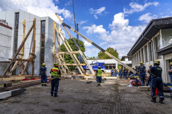 Construction of a façade support for a building in danger of collapsing, with the standard timber support system, large-scale exercise FÜLEX25 lasting several days, organised by the THW North Rhine-Westphalia regional association, over 3500 volunteers from the 127 local associations in North Rhine-Westphalia practise many different operational scenarios over 4 weekends