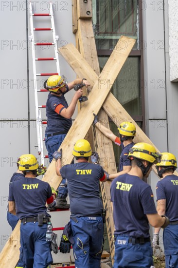 Construction of a façade support for a building in danger of collapsing, with the standard timber support system, large-scale exercise FÜLEX25 lasting several days, organised by the THW North Rhine-Westphalia regional association, over 3500 volunteers from the 127 local associations in North Rhine-Westphalia practise many different operational scenarios over 4 weekends