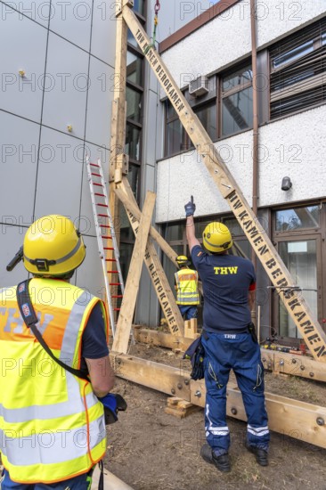 Construction of a façade support for a building in danger of collapsing, with the standard timber support system, large-scale exercise FÜLEX25 lasting several days, organised by the THW North Rhine-Westphalia regional association, over 3500 volunteers from the 127 local associations in North Rhine-Westphalia practise many different operational scenarios over 4 weekends