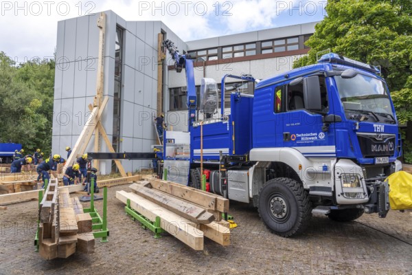 Preparation work for the construction of a facade support, a building in danger of collapsing, with the standard support system wood, multi-day large-scale exercise FÜLEX25, of the THW regional association of North Rhine-Westphalia, on 4 weekends over 3500 volunteers of the 127 North Rhine-Westphalia local associations, many different operational scenarios